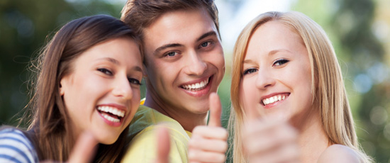 3 lachende Personen die den Daumen nach oben Zeigen