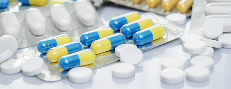 Ein Bild auf dem viele verschiedene Arzneimittel auf dem Tisch liegen