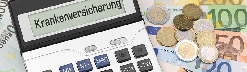 Ein Bild mit einem Taschenrechner auf dem steht Krankenversicherung und daneben liegt Kleingeld und mehrere Geldscheine