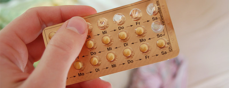 Eine Hand die eine Empfängnisverhütung Blister zeigt