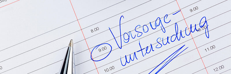 Ein Kalender mit dem Hinweis Vorsorgeuntersuchung, daneben liegt ein Kugelschreiber