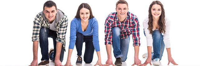 4 freundliche Personen die sich in einer Start Position befinden