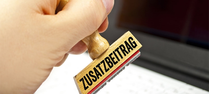 Ein Bild mit einem Stempel auf dem Steht Zusatzbeitrag