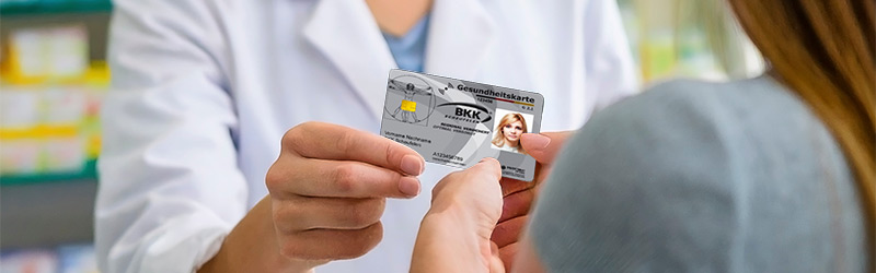 eGK einlösen Ein Bild auf dem ein Arzt einer Frau die Gesundheitskarte überreicht
