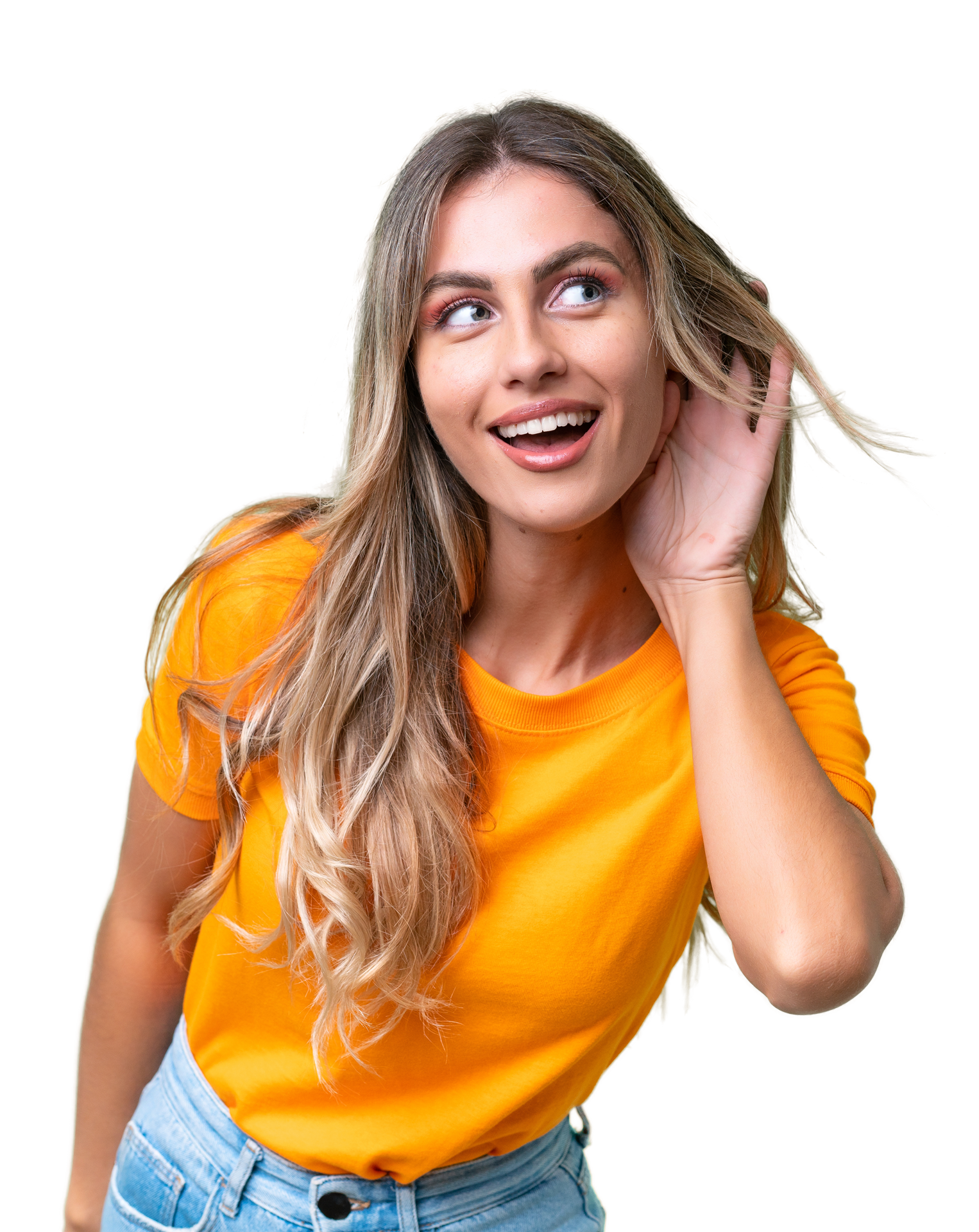 Eine Frau in einem Orangen T-Shirt die sich ans Ohr hält um etwas zu hören.
