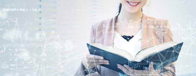 Ein Bild auf dem eine Frau ein Buch in der Hand hält